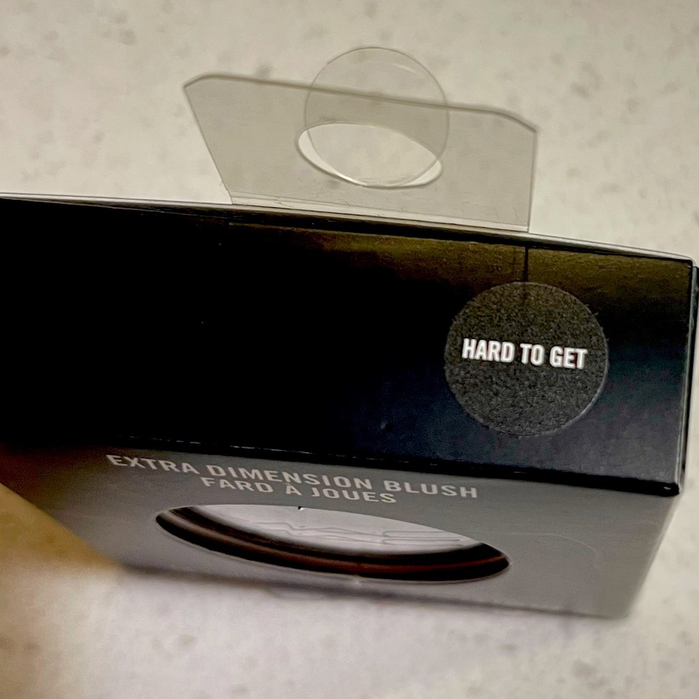 Mac extra dimension blush. shade: hard to get.Brand new.Never opened.Sealed